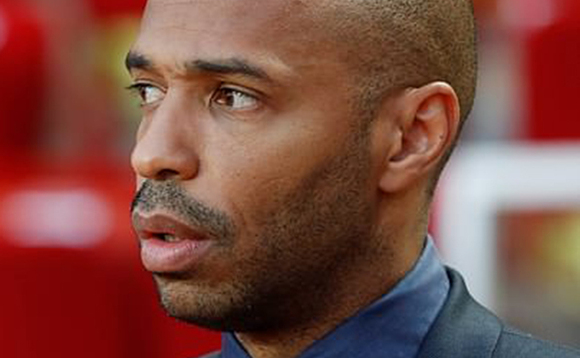 Henry, yayogeddeko n'abakungu ba Aston Villa gye buvuddeko. Henry, yayogeddeko n'abakungu ba Aston Villa gye buvuddeko.