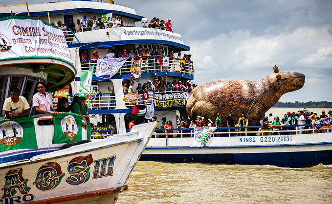 A flotilla of more 200 boats carrying protestors arrived outside the summit venue today in Guajará Bay | Credit: Hermes Caruzo/COP30