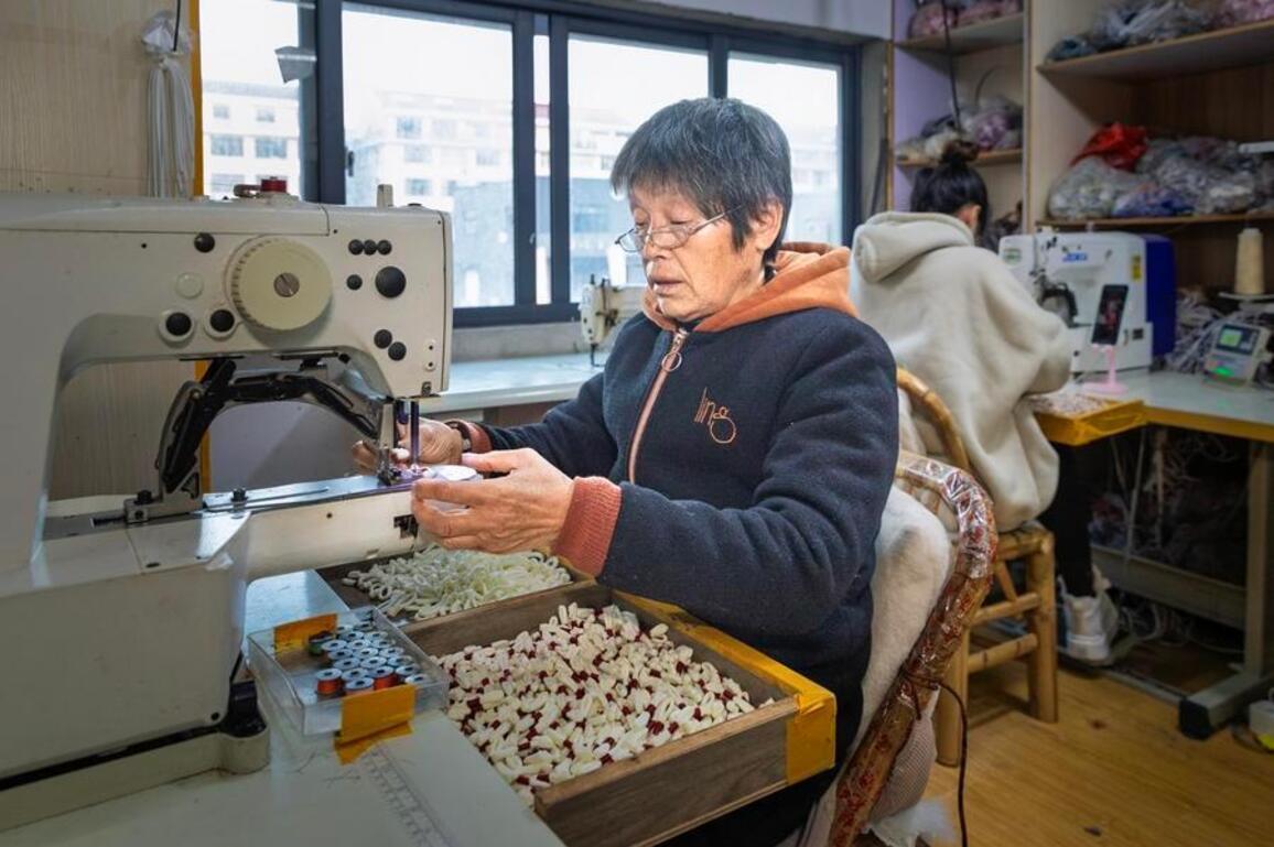 Chinese town breathes new life into traditional qipao industry