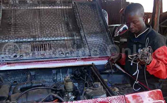 Kayiira nga yeekenneenya emmotoka gye yakoze Kayiira nga yeekenneenya emmotoka gye yakoze