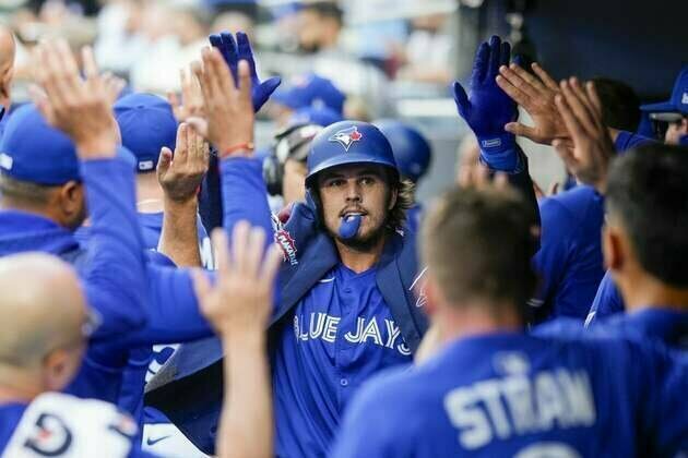 Jays squander 8-run lead, recover to tie Yanks for first in East