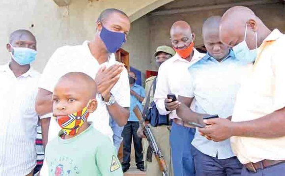 Abakristu nga basaba RDC Jjemba (owookubiri ku kkono) ennamba y’essimu ye oluvannyuma lwa Mmisa e Nangabo. Abakristu nga basaba RDC Jjemba (owookubiri ku kkono) ennamba y’essimu ye oluvannyuma lwa Mmisa e Nangabo.