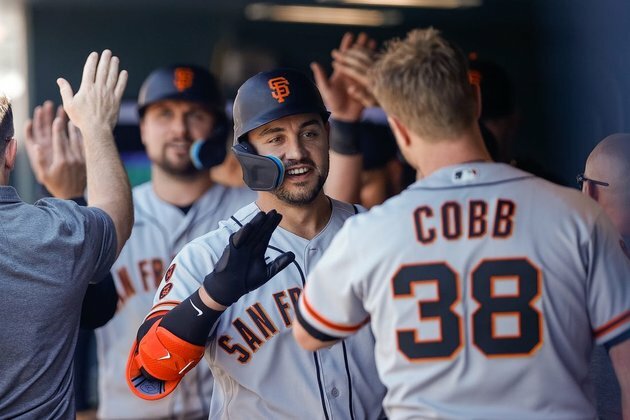Giants rally in 9th to continue dominance of Rockies