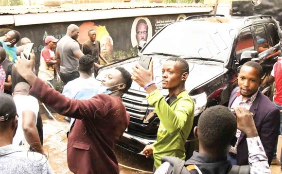 Abantu ku mmotoka ya Bobi. Abantu ku mmotoka ya Bobi.