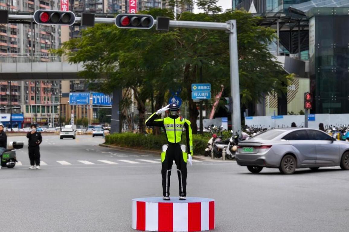 Robotic traffic police commander debuts in south China's Shenzhen