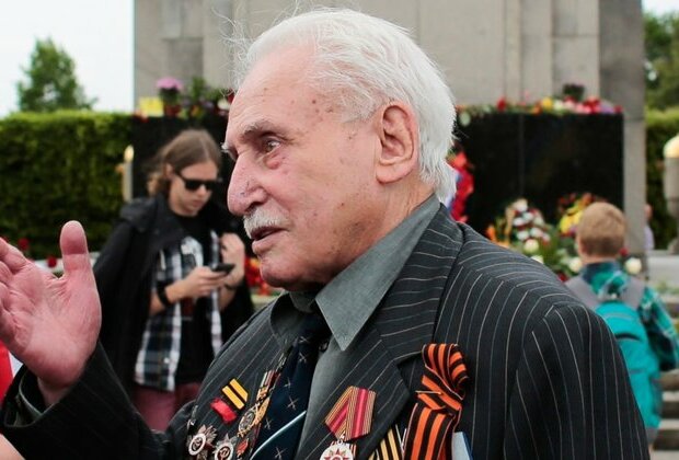 Last Surviving Soviet Soldier To Liberate Auschwitz Dies At 98