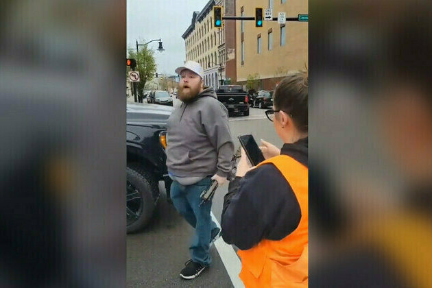 MAGA man pulls gun during tussle with anti-Trump protesters 