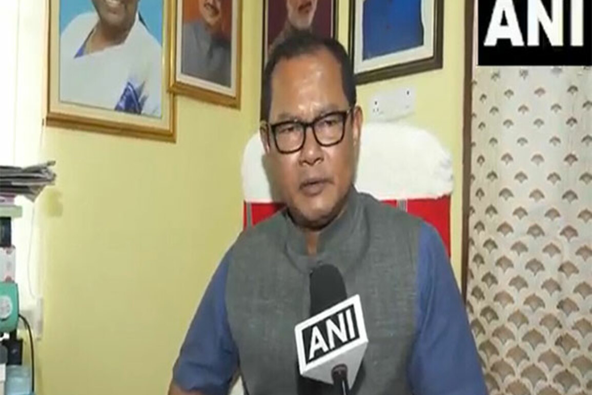 Assam : Deputy Speaker Dr Numal Momin offers medical help to locals during poll campaign