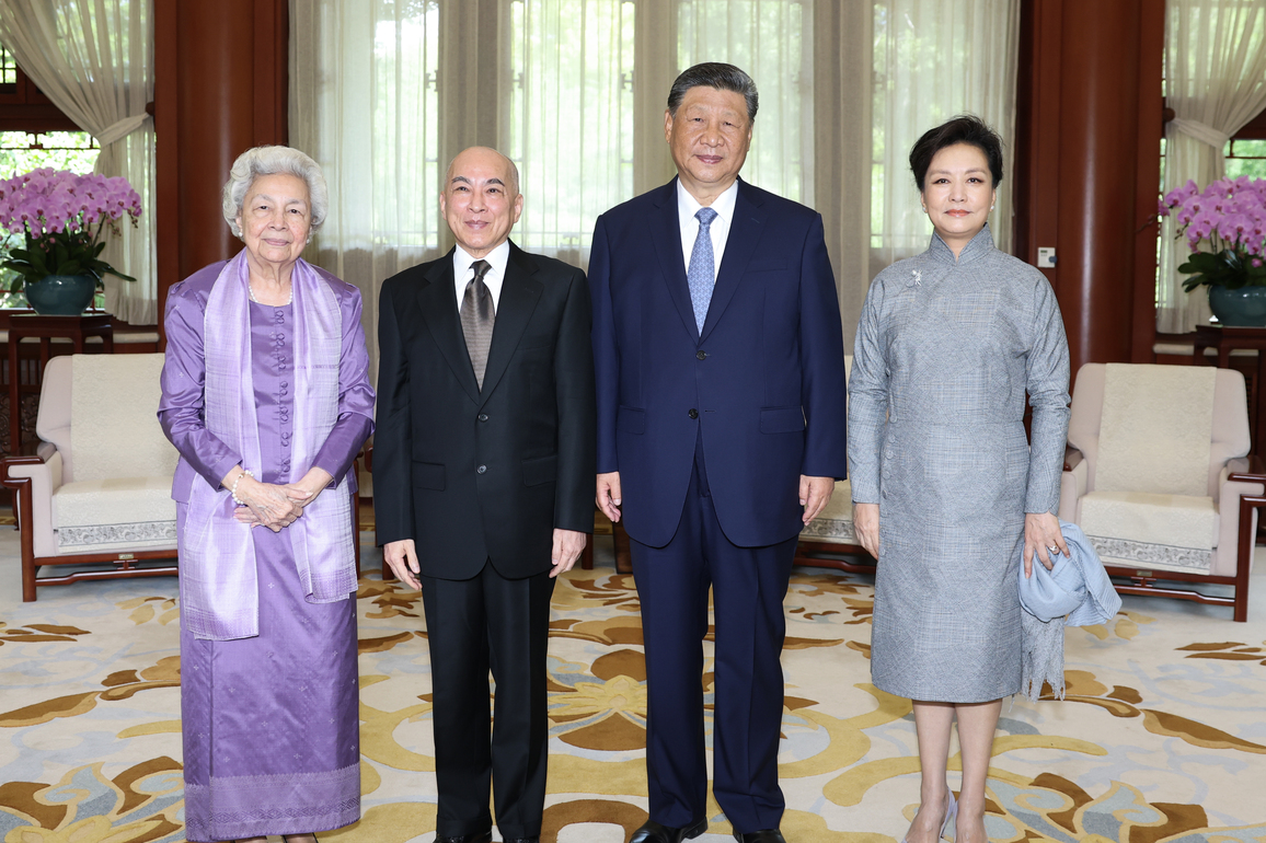 CHINA-BEIJING-XI JINPING-CAMBODIA-KING-QUEEN MOTHER-MEETING (CN)