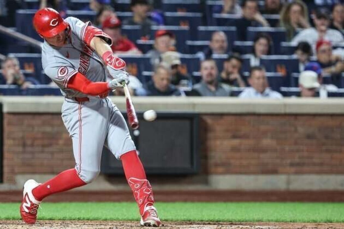 Reds turn into run machine as woeful Mets a continuing mess