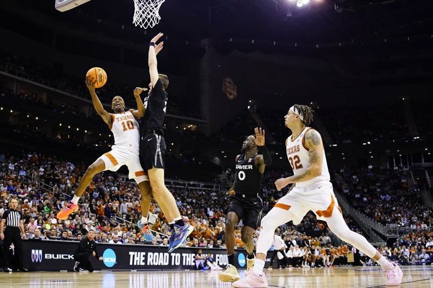 No. 2 Texas cruises past No. 3 Xavier for Elite Eight bid