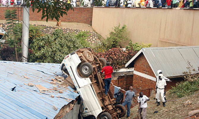 Taxi accident at Subway restaurant: 14 injured Taxi accident at Subway restaurant: 14 injured