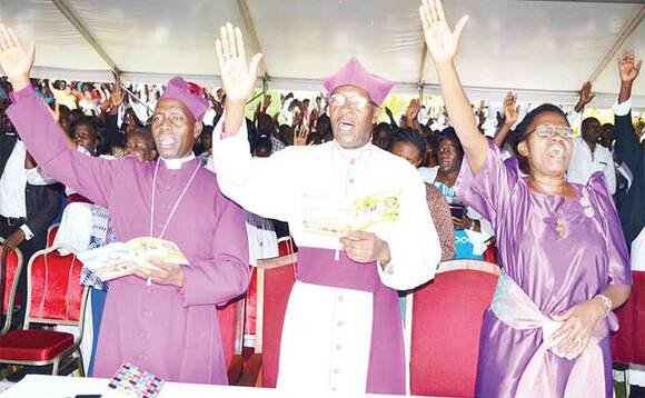 Omulabirizi wa South Ankole, Bp Nathan Ahimbisibwe (ku kkono), Omulabirirzi Luwalira ne mukyala we Faith. Omulabirizi wa South Ankole, Bp Nathan Ahimbisibwe (ku kkono), Omulabirirzi Luwalira ne mukyala we Faith.