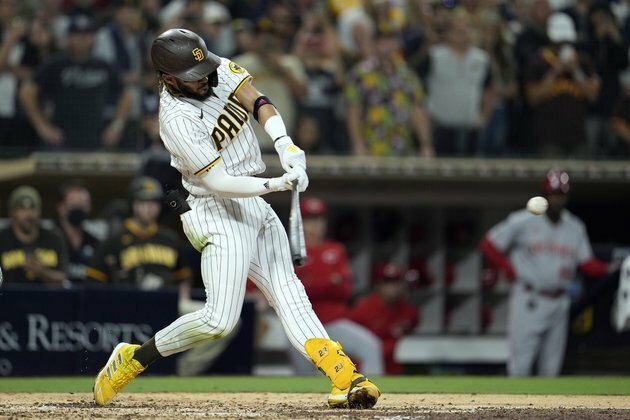 Padres pile up runs in second straight win over Reds