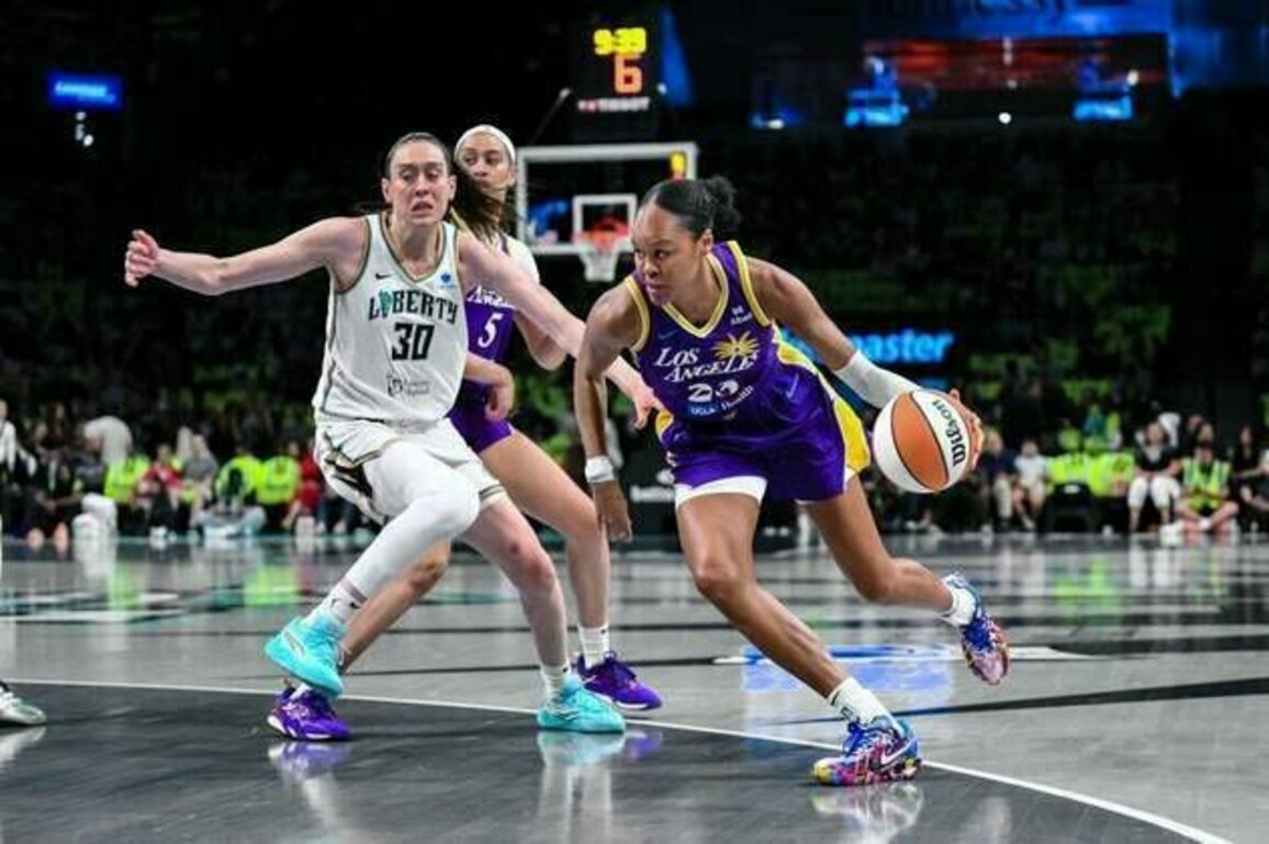 Liberty star Breanna Stewart exits early with lower leg injury
