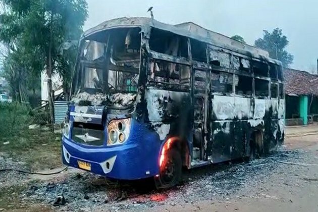 Chhattisgarh: Naxals set ablaze vehicles, mobile towers