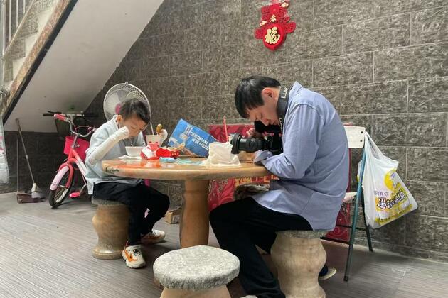 Chinese man with rare skin disease captures stories of other patients via lens