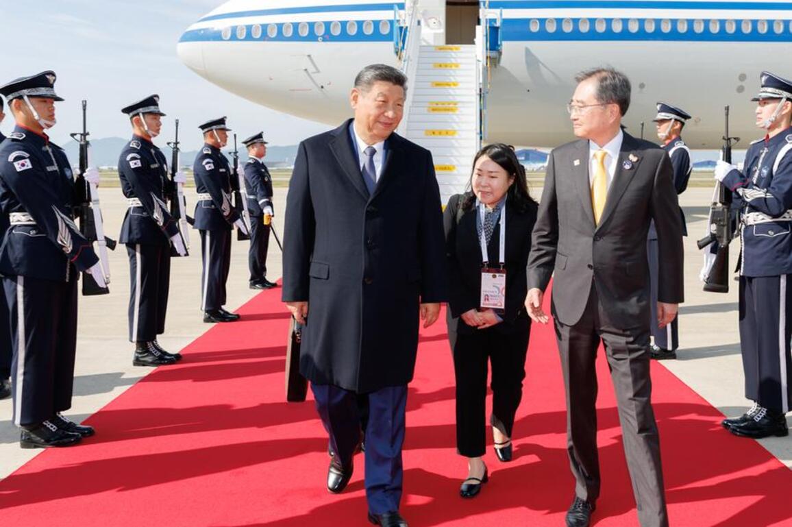 Xi's Album | Xi lands in South Korea for APEC meeting, state visit