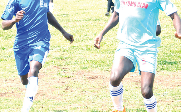 Moses Nabimba (ku ddyo) ng'asiba omupiira mu maaso ga Martin Kivumbi ow'e Ng'onge Moses Nabimba (ku ddyo) ng'asiba omupiira mu maaso ga Martin Kivumbi ow'e Ng'onge
