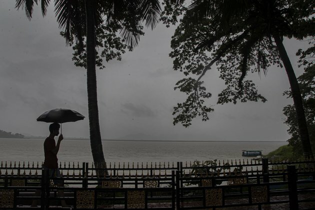 Cyclone Pummels India, Bangladesh