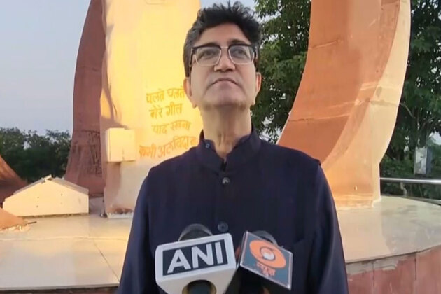 "Unhone mujhe is vigyapan ke jagat se milvaya": Prasoon Joshi remembers ad legend Piyush Pandey