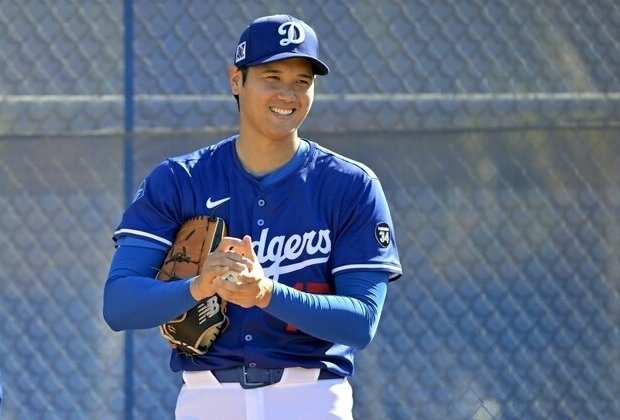 Dodgers star Shohei Ohtani tests shoulder in live BP