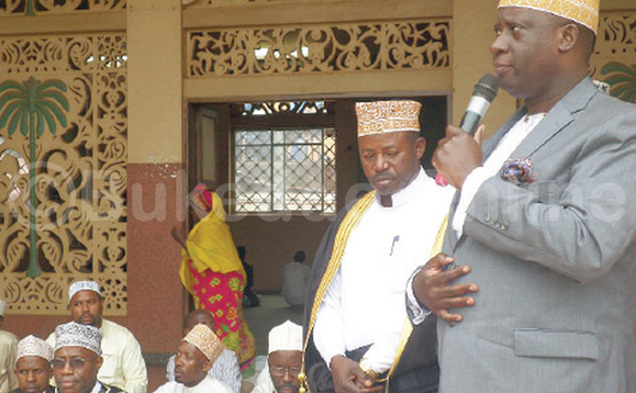 Omulangira Nakibinge(ku ddyo) ng’ayogera eri abagenda okulamaga. Omulangira Nakibinge(ku ddyo) ng’ayogera eri abagenda okulamaga.
