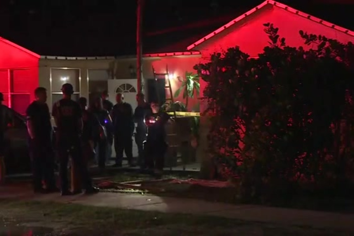4 displaced after fire ignites at Hollywood duplex - WSVN 7News - Miami News, Weather, Sports