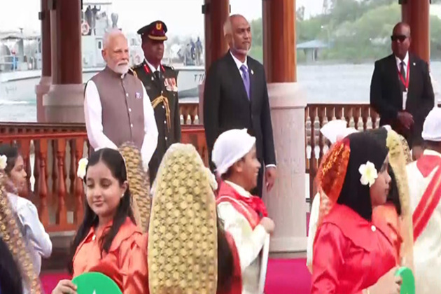 PM Modi accorded 21-gun salute in Male; Maldives Prez joins in ceremonial welcome