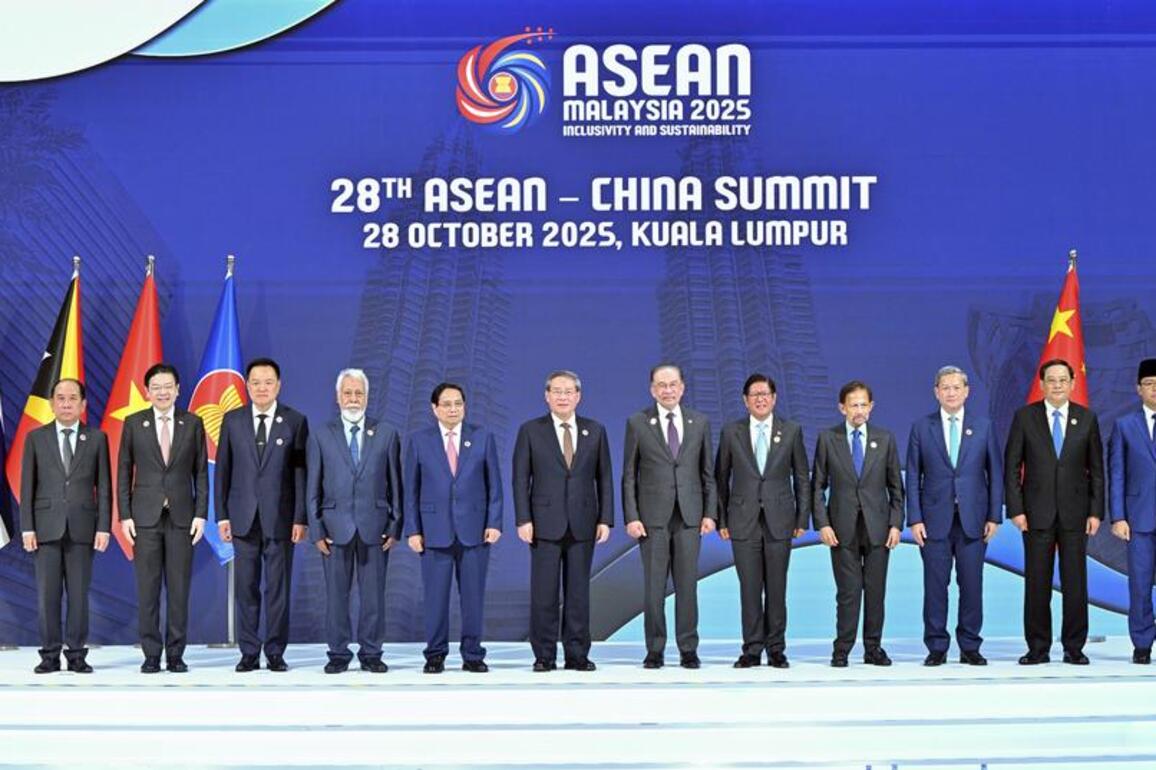Chinese premier urges joint efforts with ASEAN to fend off external disruptions