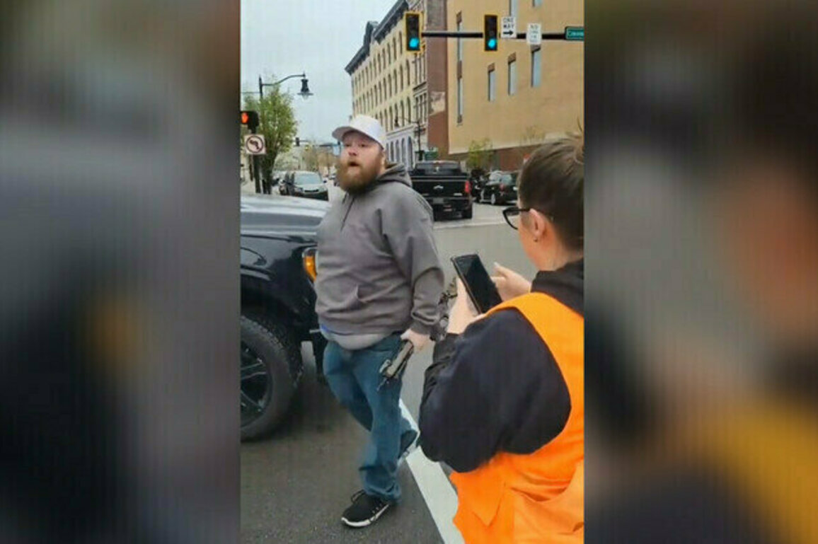 MAGA man pulls gun during tussle with anti-Trump protesters 