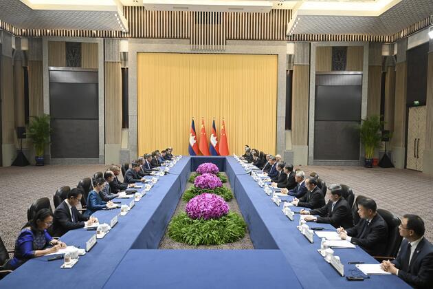 CHINA-SHANGHAI-XI JINPING-CAMBODIAN PM-MEETING (CN)