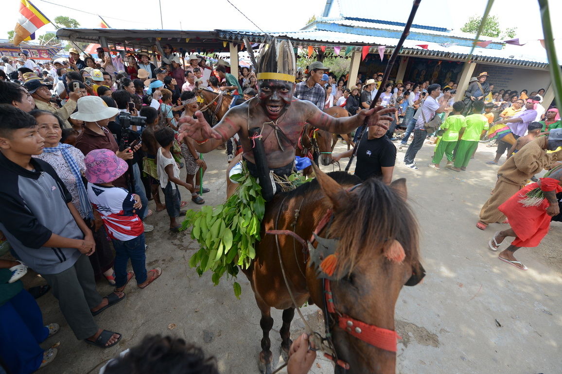 CAMBODIA-PHNOM PENH-VILLAGERS-GUARDIAN SPIRIT-RITUAL