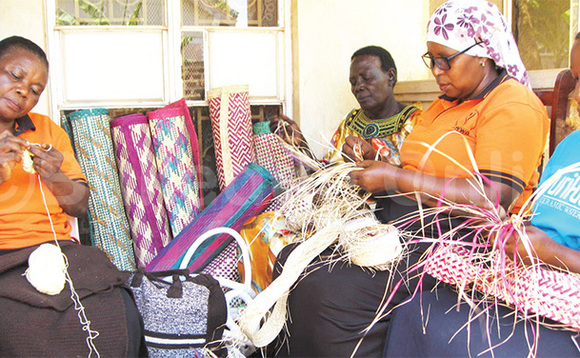 Abamu ku bammemba ba Kiwanga Winners Development Group nga baluka emikeeka n’ensawo. Abamu ku bammemba ba Kiwanga Winners Development Group nga baluka emikeeka n’ensawo.