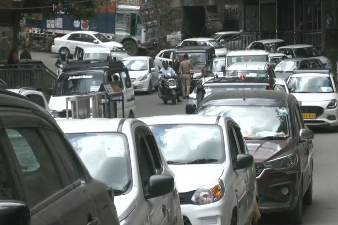 Himachal Pradesh: Traffic chaos hits Shimla as Advodcates's road blockade triggers massive congestion, commuters left stranded