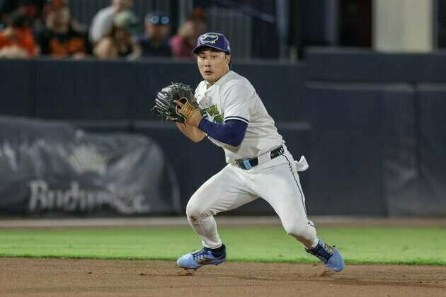 Rays SS Ha-Seong Kim (back) placed on IL