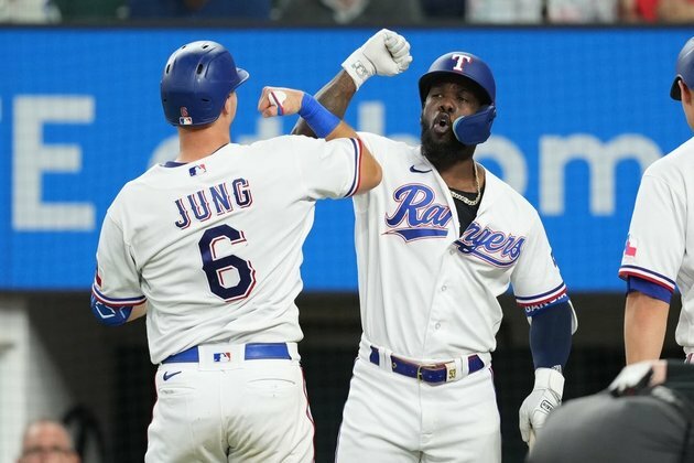 Rangers roll off 15 unanswered runs in rout of Red Sox