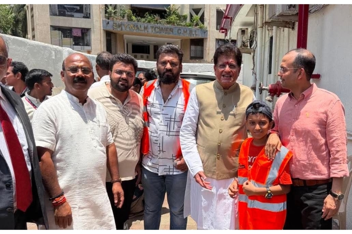 Hon'ble Union Minister Shri Piyush Goyal Joins Go Dharmic Food Distribution Drive in Mumbai