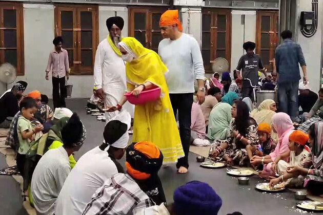 Preity Zinta participates in seva during visit to Golden Temple