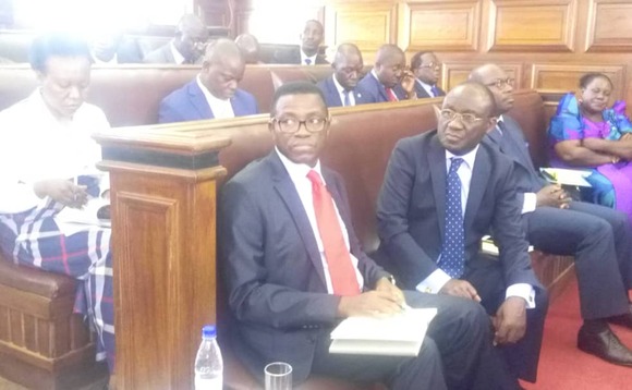 Kabaka n'abeebitiibwa nga batudde mu lukiiko e Mmengo Kabaka n'abeebitiibwa nga batudde mu lukiiko e Mmengo