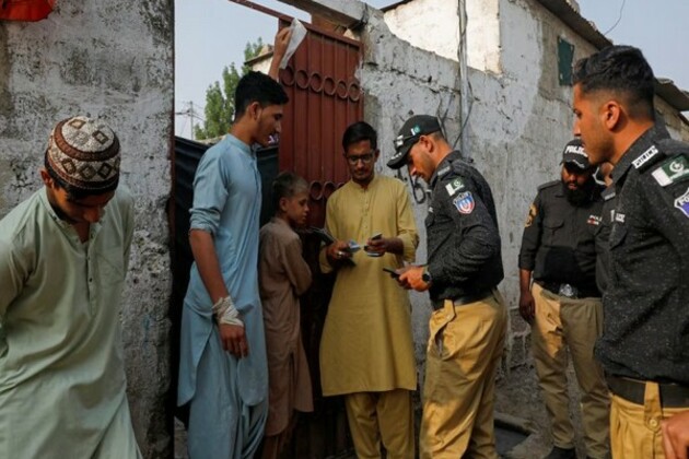 Afghan refugees in Pakistan face deportation fears as visa services halted