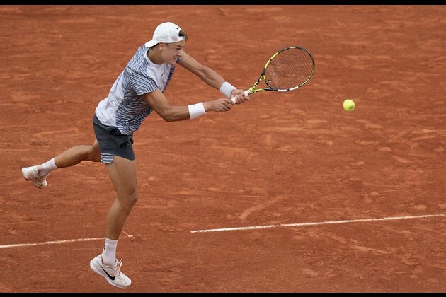 Holger Rune wins in five sets to reach French Open quarters