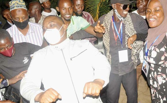 Erias Lukwago ng’amenyeka omuziki oluvannyuma lw’okuwangula obwa Loodi Mmeeya ekisanja ekyokusatu. Erias Lukwago ng’amenyeka omuziki oluvannyuma lw’okuwangula obwa Loodi Mmeeya ekisanja ekyokusatu.