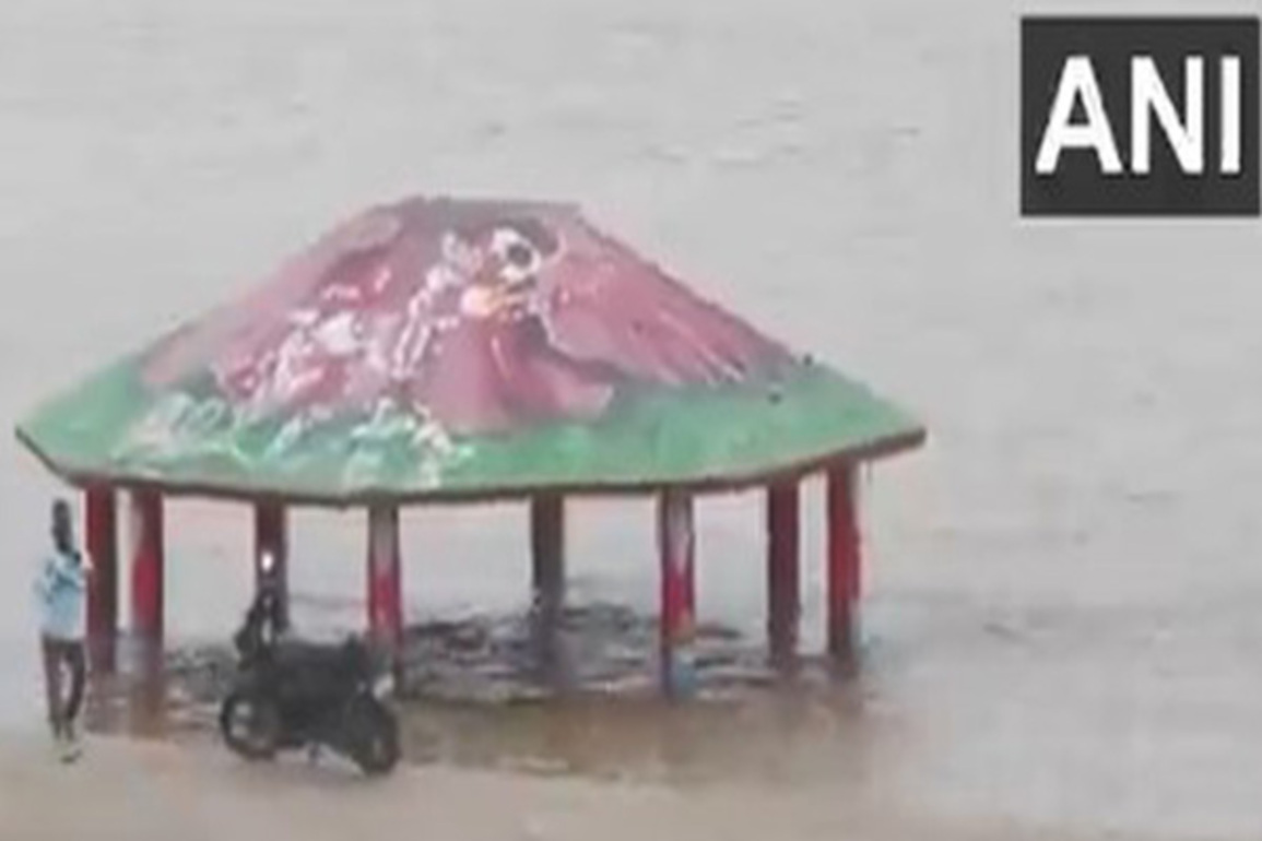 Water level rises in Prayagraj's Yamuna, Arail Ghat submerged under water