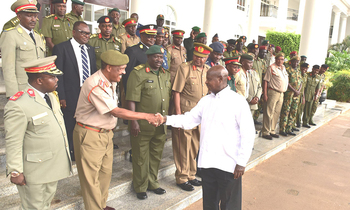 Museveni ng'abuuza ku b'amagye Museveni ng'abuuza ku b'amagye