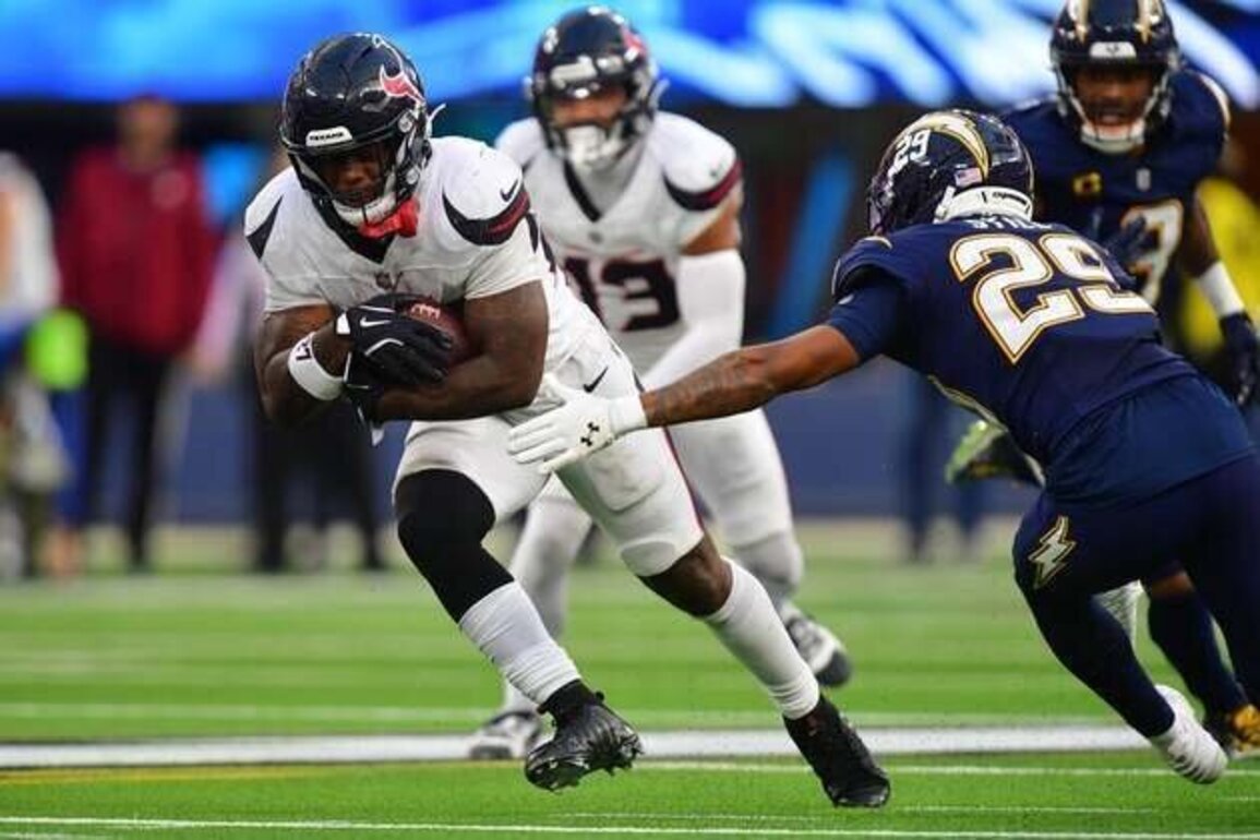 Texans clinch playoff berth by beating Chargers for 8th straight win