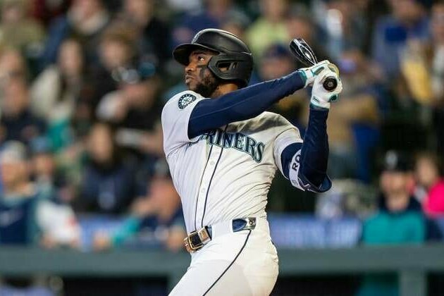 Mariners' Victor Robles ejected for throwing bat at Triple-A pitcher