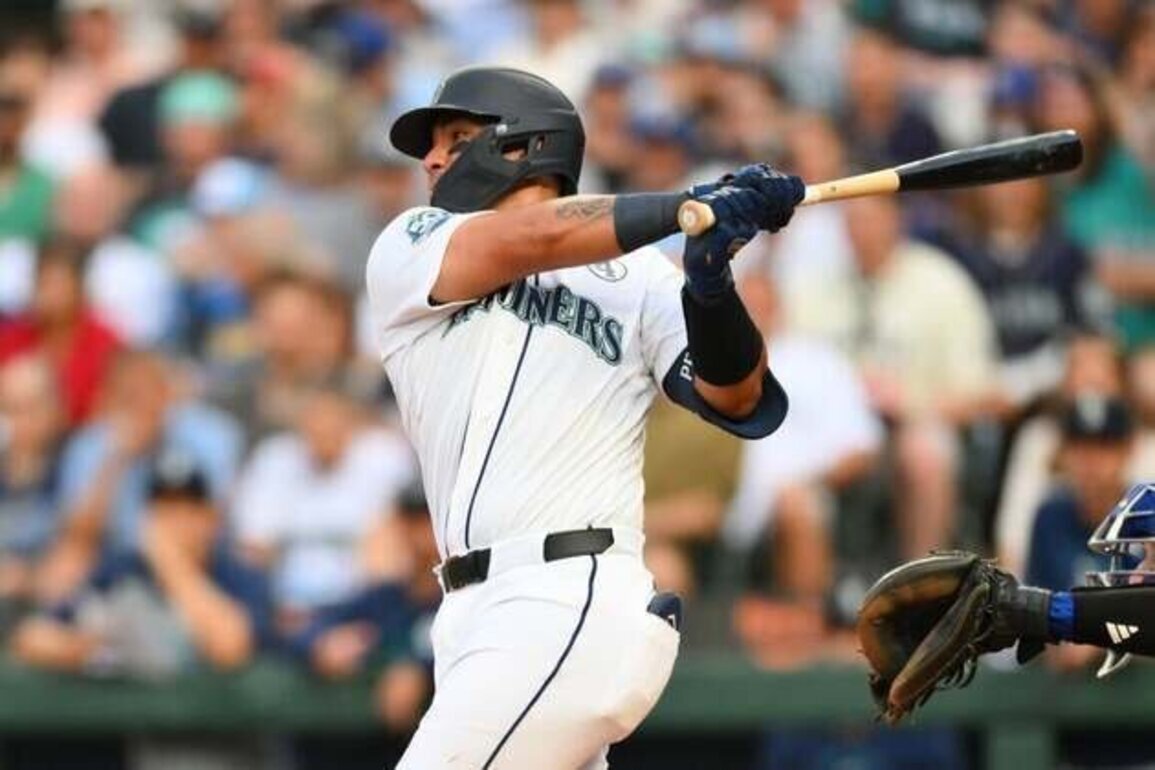 Mariners mash 3 homers, down Mets for 8th straight win