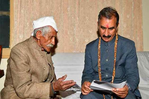 Himachal CM Sukhu releases book of 90-year old veteran social worker Hari Singh Rana