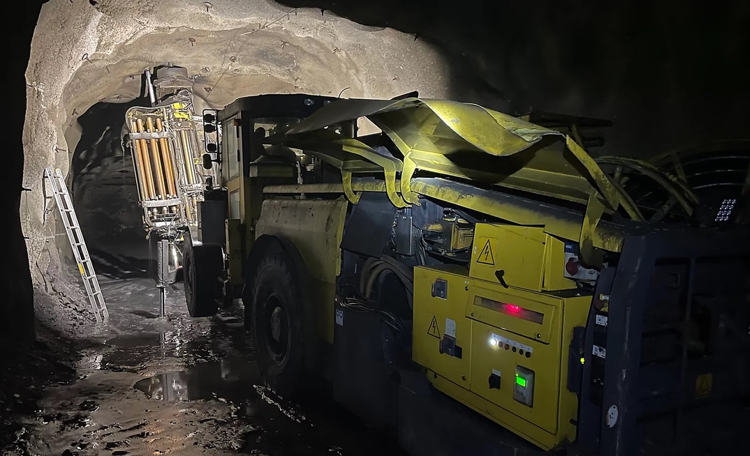 One of the four of Epiroc’s teleremote-controlled Simba E6 C WL production drill rigs have surpassed one million drill metres in LKAB’s Malmberget mine in northern Sweden